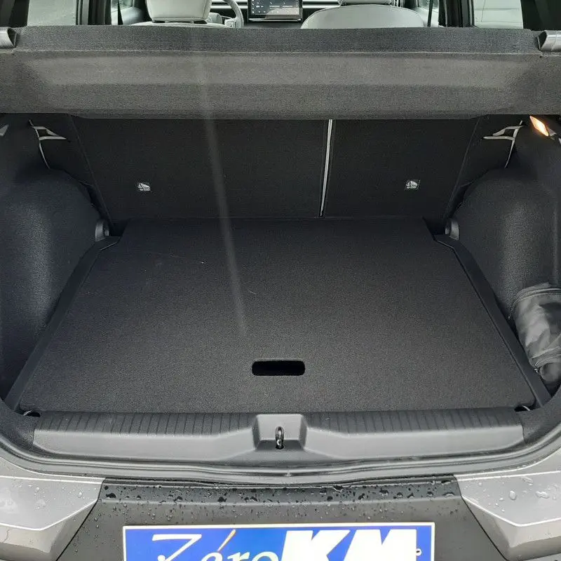 Coffre ouvert vu de l'arrière d'une Citroën C3 Aircross hybride gris Mercury avec toit noir, montrant un espace de chargement vide.