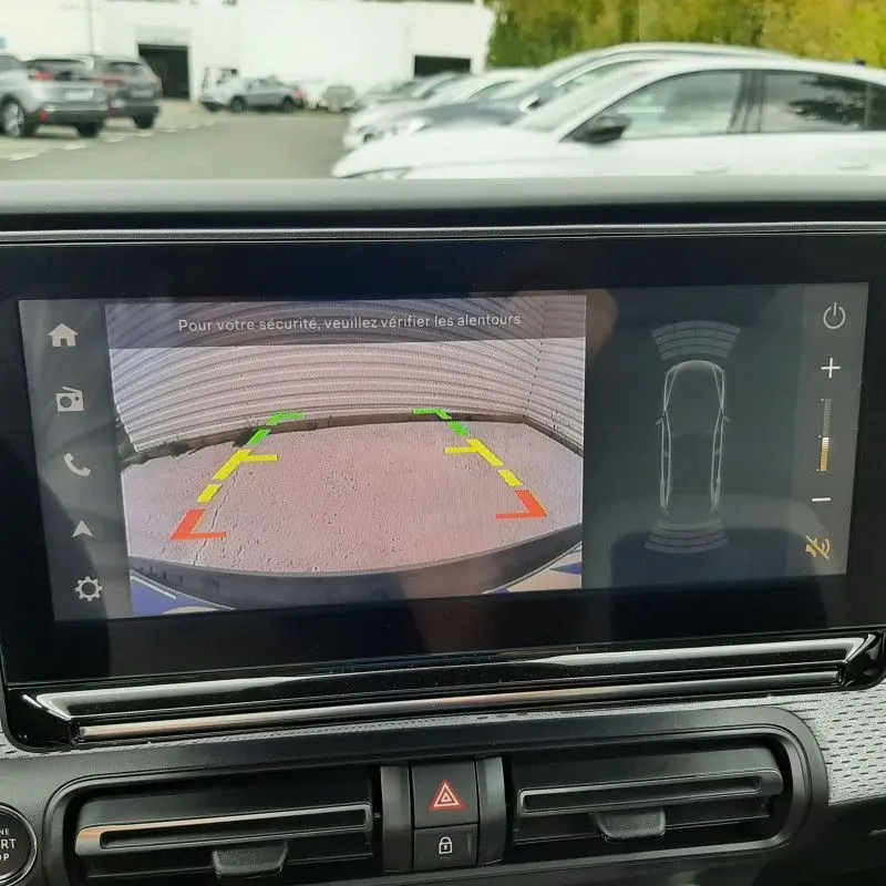 Écran central affichant la caméra de recul avec guidage coloré, intérieur noir du Citroën C3 Aircross hybride 2026.