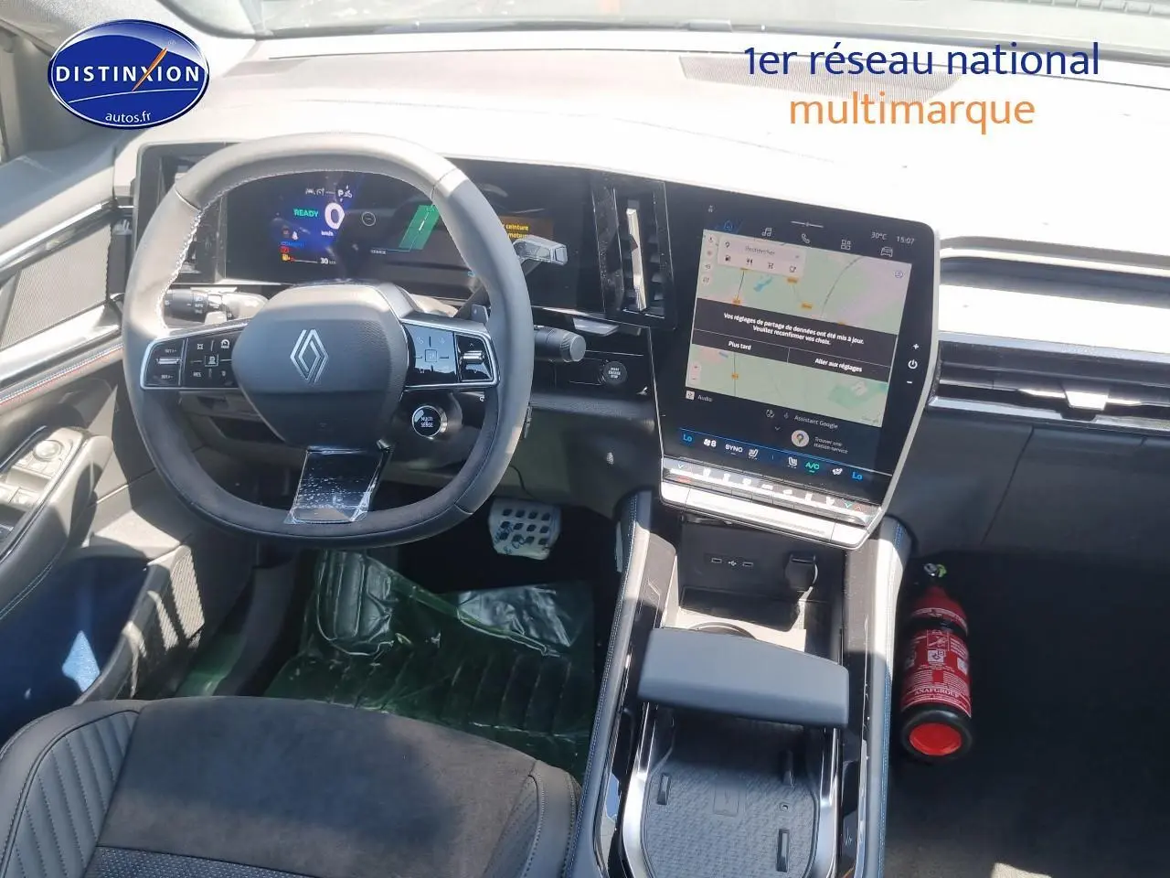 Intérieur Renault Rafale 2025, vue avant du poste de conduite avec écran tactile et volant multifonction noir.