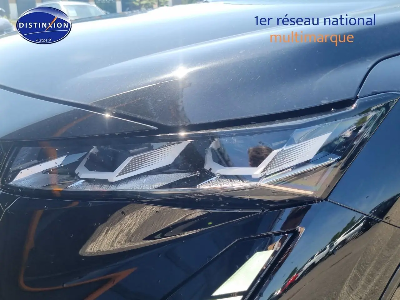 Gros plan sur le phare avant droit du Renault Rafale noir étoile 2025 avec design LED distinctif.