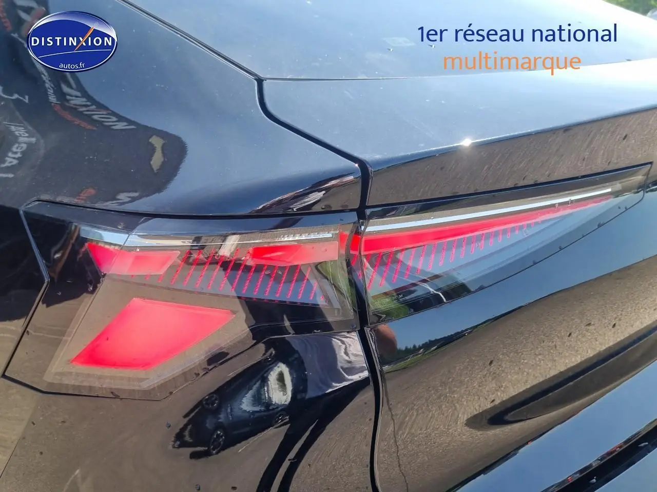 Gros plan sur le feu arrière droit rouge d'une Renault Rafale 2025 noir étoile avec reflets brillants