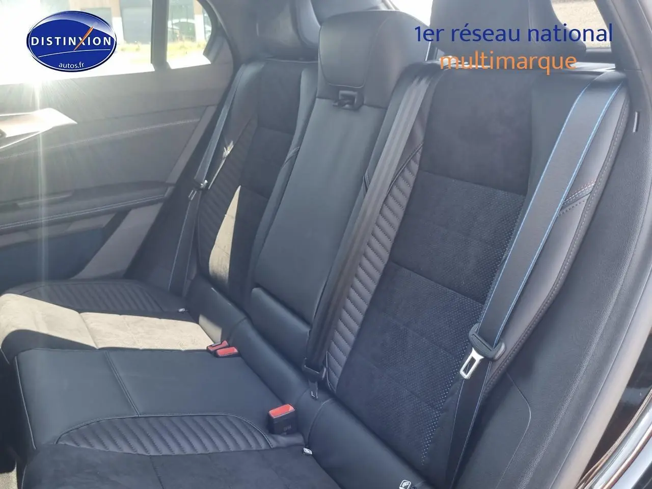 Vue latérale droite de la banquette arrière noire étoile avec ceintures et appuie-têtes du Renault Rafale 2025 hybride.