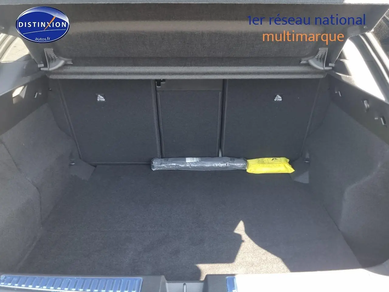 Coffre spacieux ouvert de la Renault Rafale noir étoile, montrant la banquette arrière et un rangement plat.