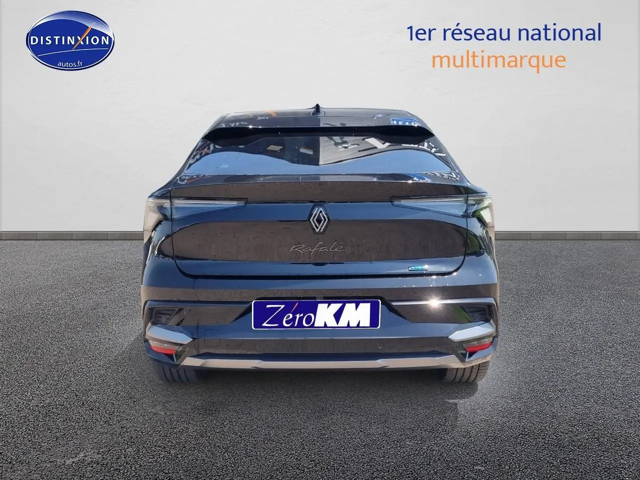 Vue arrière d'une Renault Rafale noire étoile 2025 avec feux LED et logo central distinctif.