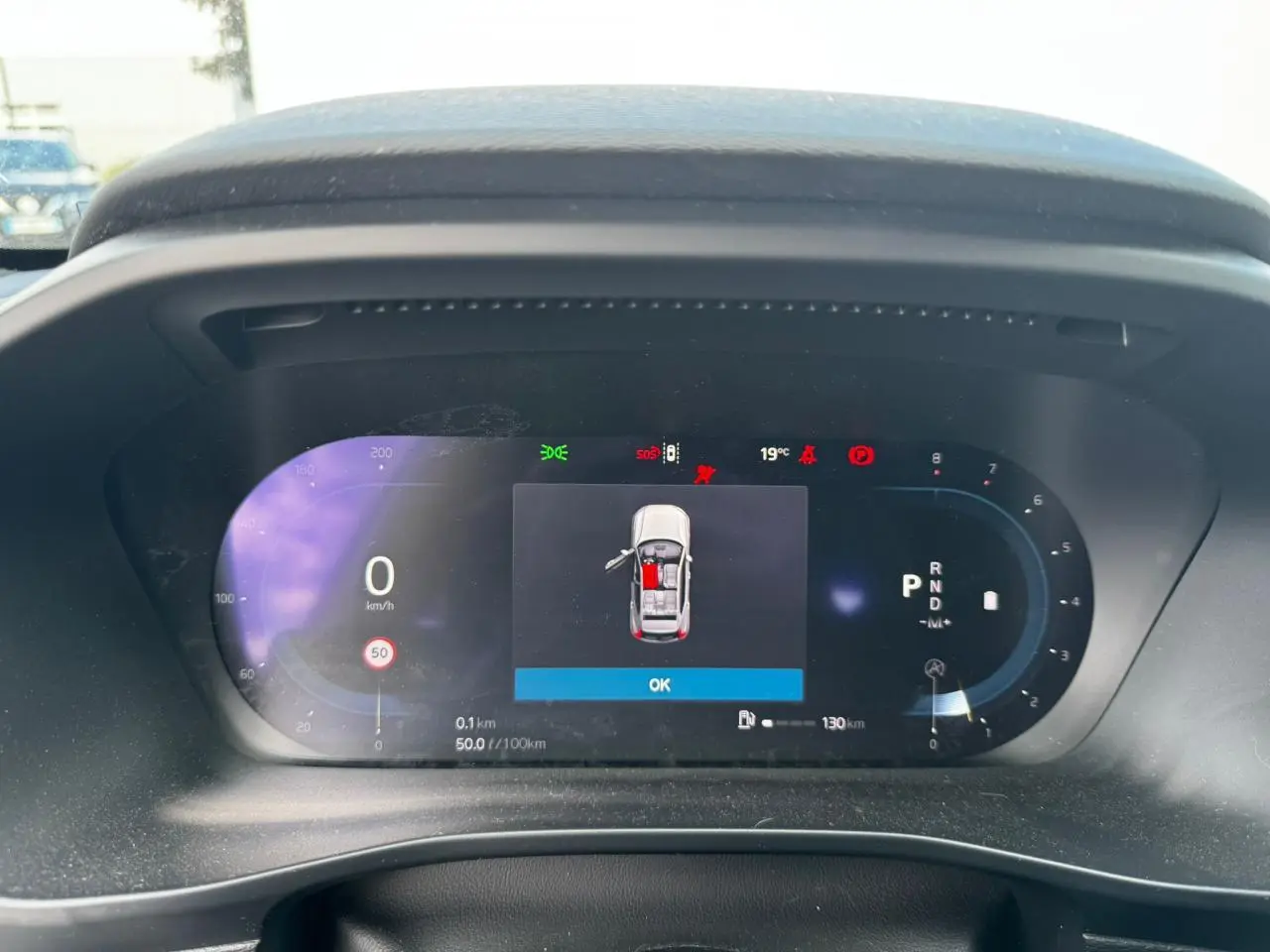 Combiné d'instruments digital du Volvo XC40 2024 affichant la vitesse à 0 km/h et porte avant gauche ouverte.