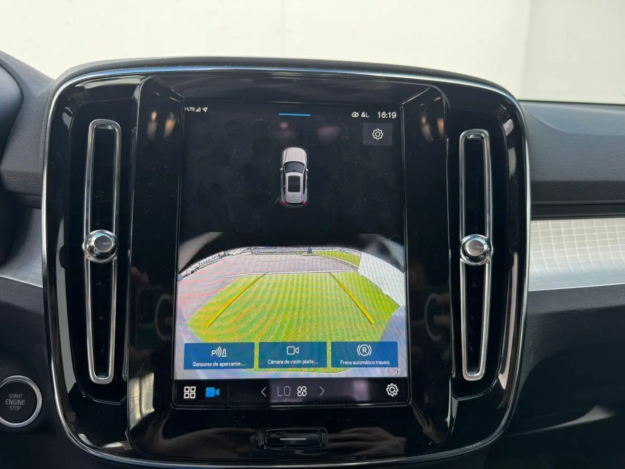 Écran tactile central affichant la caméra de recul du Volvo XC40 Fusion Red, intérieur avant vue rapprochée.