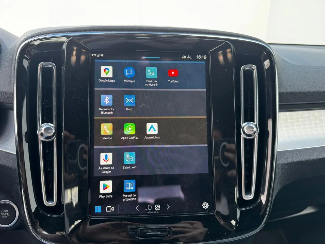 Écran tactile central du tableau de bord du Volvo XC40 2024, avec interface multimédia affichée.