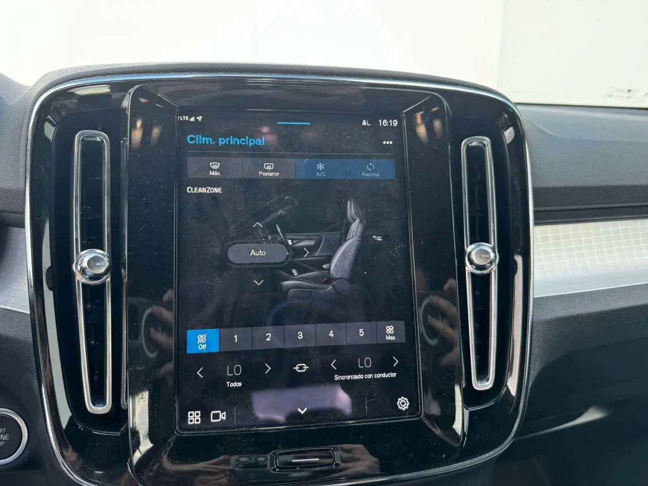 Écran tactile central du tableau de bord du Volvo XC40 2024, avec commandes de climatisation affichées.