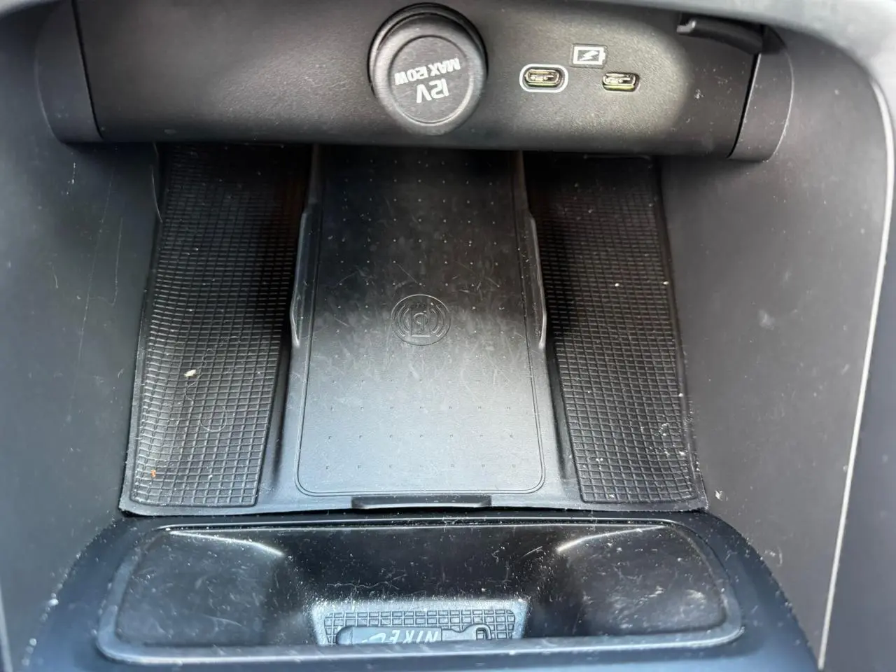 Gros plan sur la console centrale du Volvo XC40 2024 montrant les ports USB et la prise 12V noire.