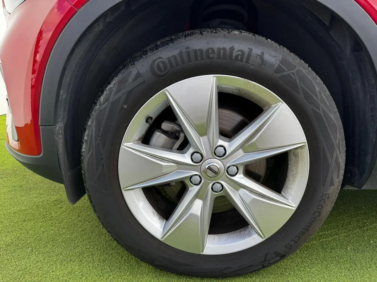 Gros plan sur la jante alliage 18 pouces et pneu Continental du Volvo XC40 Fusion Red côté avant droit.