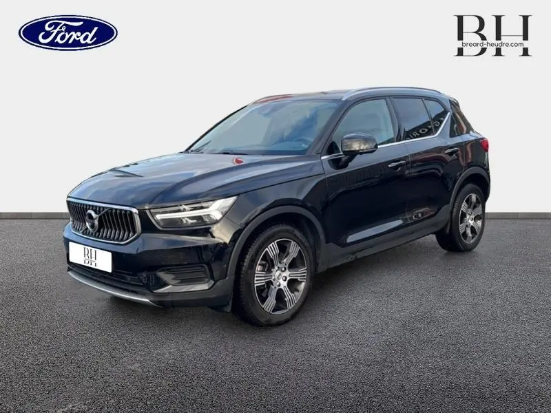 Volvo XC40 noir vue 3/4 avant droit, avec calandre verticale et jantes alliage distinctives.