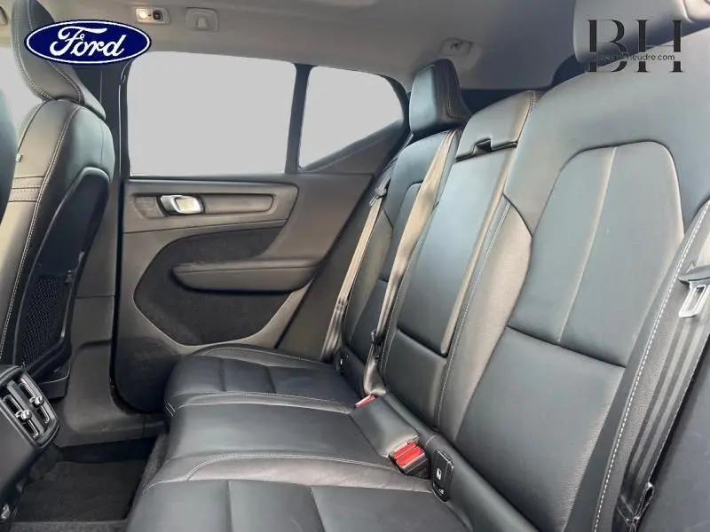 Vue latérale intérieure des sièges arrière en cuir noir du Volvo XC40 D3 Inscription Luxe 2020