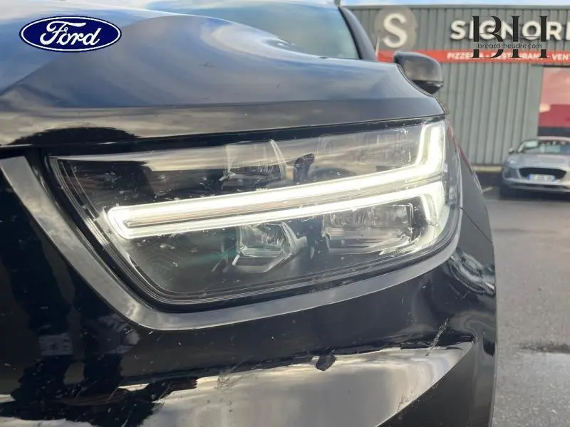 Gros plan sur le phare avant droit LED du Volvo XC40 noir, soulignant son design moderne et précis.