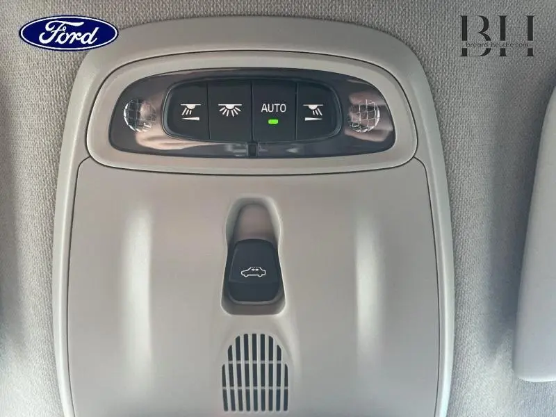 Panneau de commande intérieur gris clair avec éclairage automatique et bouton ouverture coffre, vue en gros plan