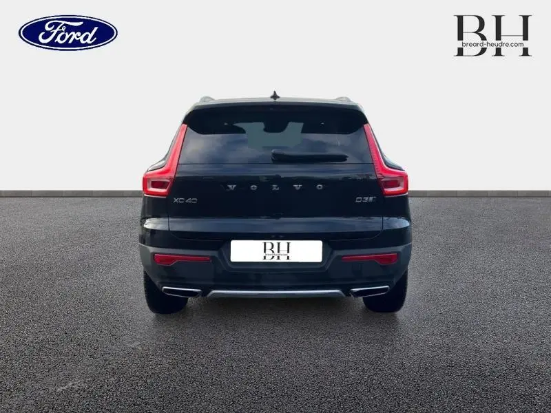 Vue arrière d'un Volvo XC40 noir D3 AdBlue AWD 2020 avec feux arrière en forme de L et double sortie d'échappement chromée.