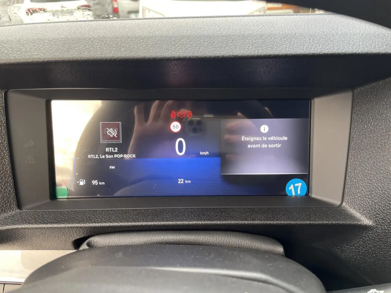 Combiné numérique 10'' de l'Opel Vivaro blanc, affichant vitesse et informations de bord en gros plan.