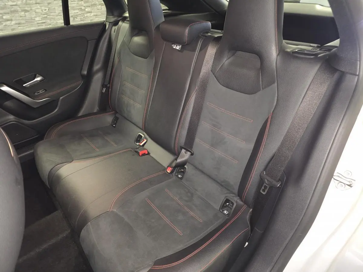 Vue intérieure côté droit des sièges arrière en similicuir noir avec surpiqûres rouges de la Mercedes CLA Shooting Brake 2020.