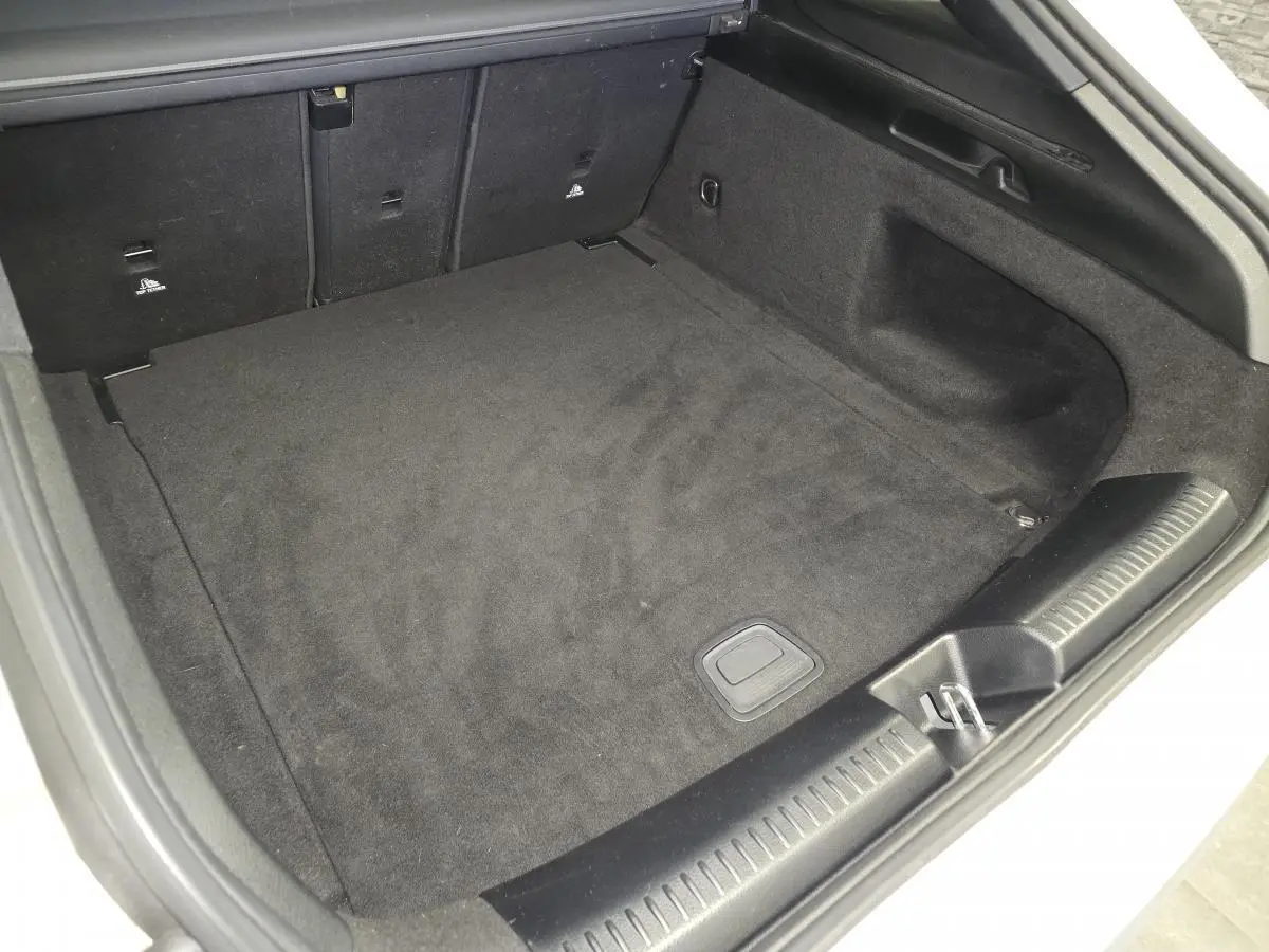 Coffre ouvert de la Mercedes Classe CLA Shooting Brake 200 AMG Line 2020, vue intérieure avec moquette noire.