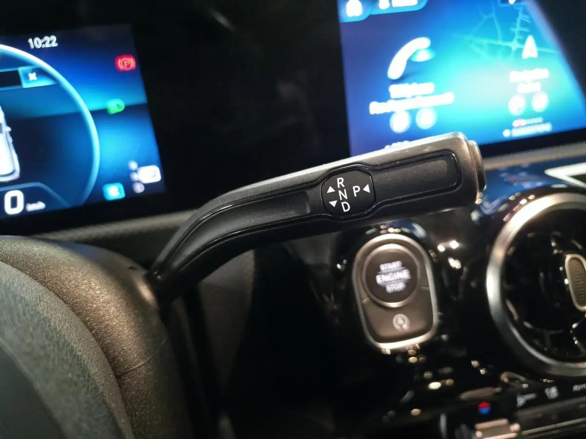 Gros plan sur la commande de boîte automatique noire dans l’habitacle d’une Mercedes CLA Shooting Brake 2020.