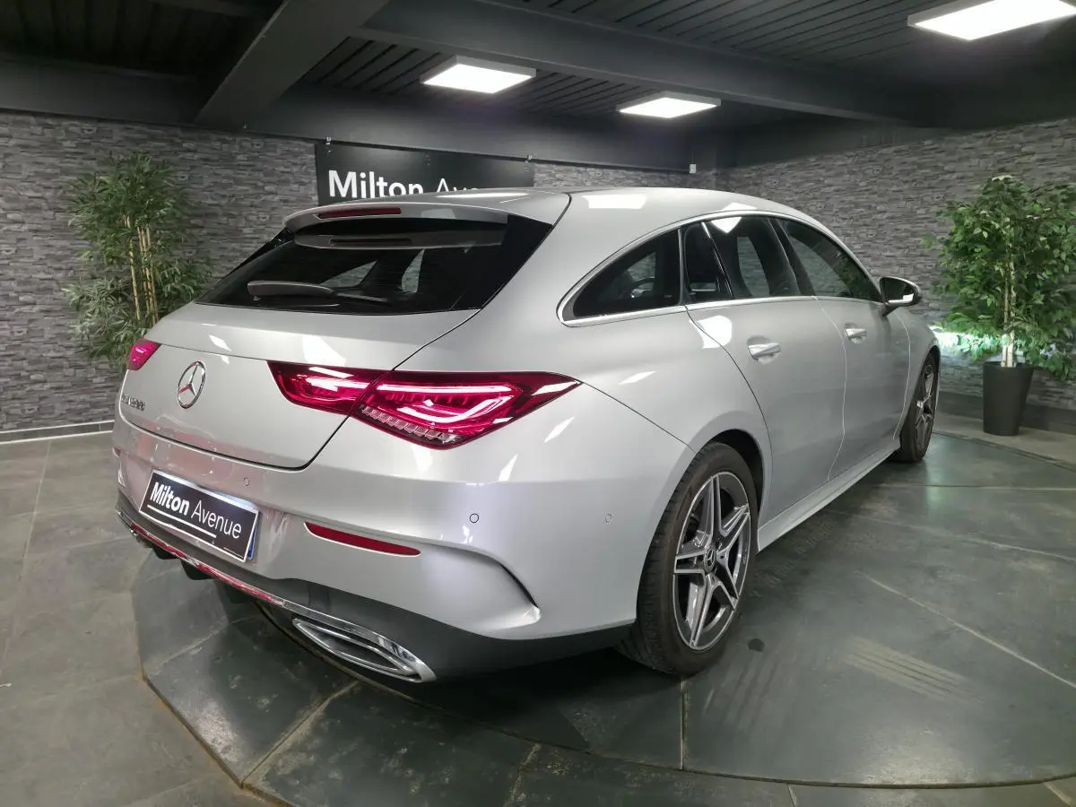 Mercedes Classe CLA Shooting Brake gris métallisé vue 3/4 arrière droit avec feux LED et jantes AMG 18 pouces.
