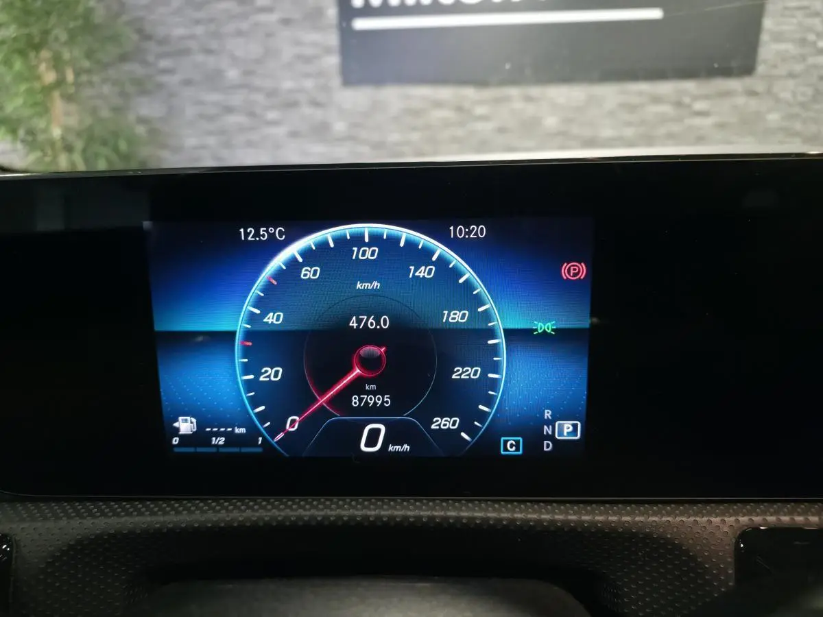 Affichage digital du compteur de vitesse de la Mercedes CLA Shooting Brake gris, vue de face intérieure.
