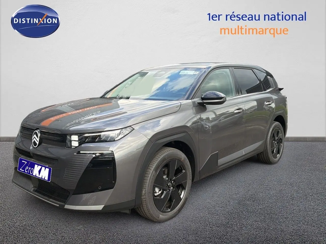 Vue 3/4 avant droit d'un Citroën C5 Aircross Hybrid gris platinium métallisé avec jantes noires et calandre moderne.