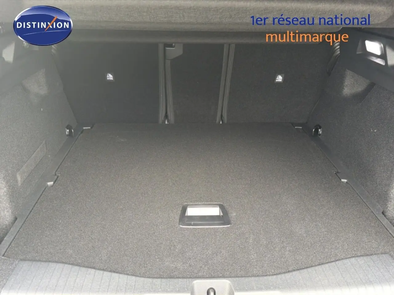 Coffre spacieux de Citroën C5 Aircross Hybrid 145ch vu de l'intérieur, avec revêtement noir uniforme.