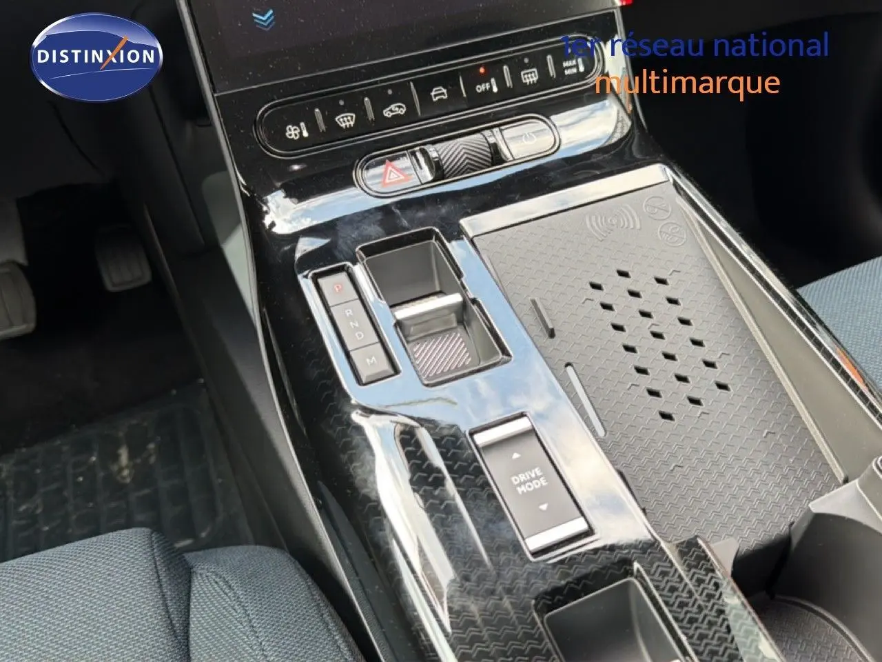 Gros plan sur la console centrale noire brillante du Citroën C5 Aircross Hybrid, avec sélecteur de vitesse et commandes tactiles.