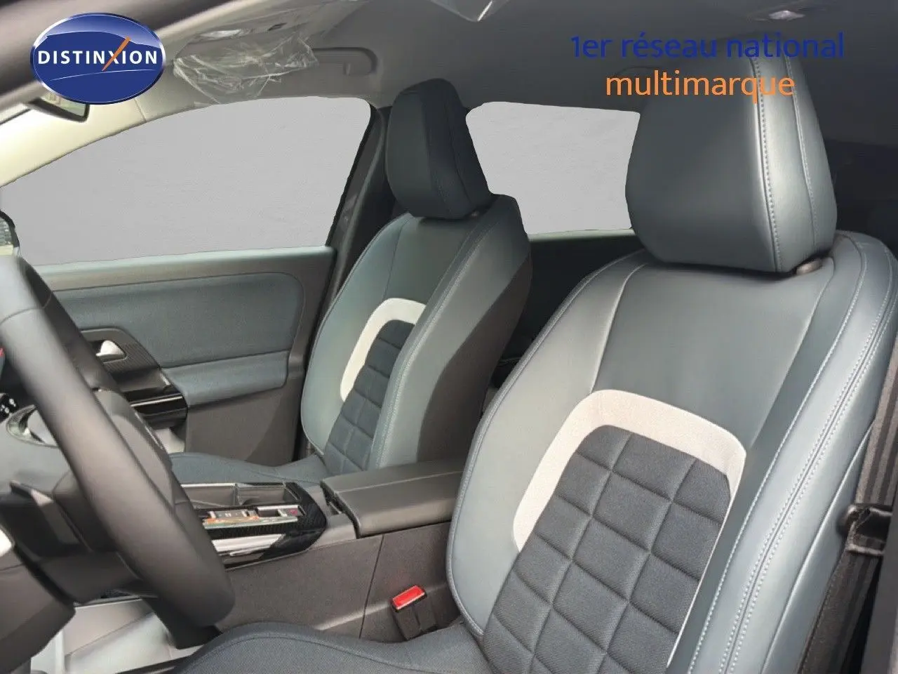 Vue intérieure rapprochée des sièges avant en tissu et cuir gris avec surpiqûres, côté gauche du Citroën C5 Aircross Hybrid.