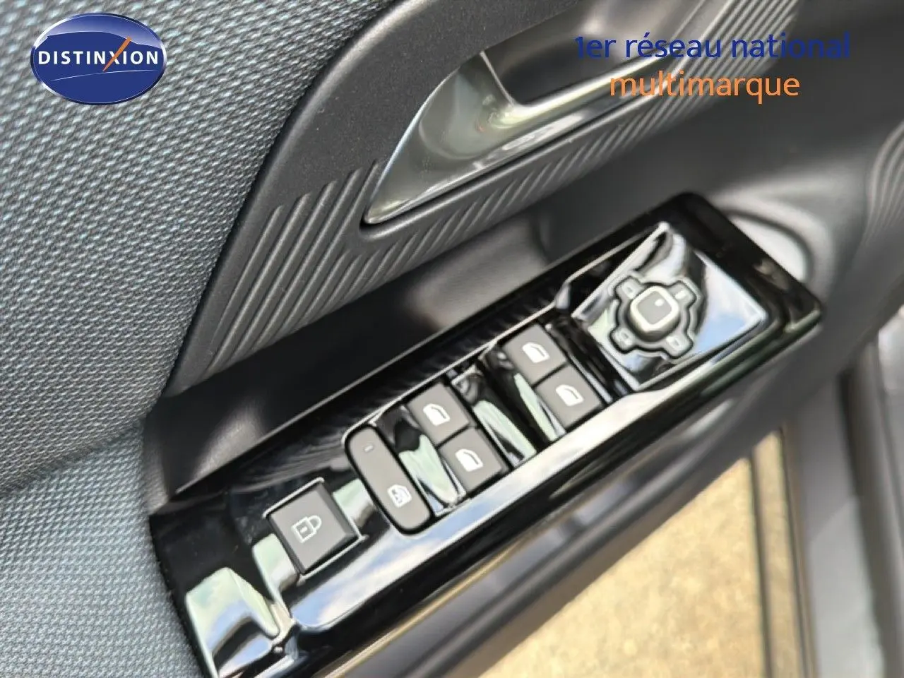 Gros plan sur les commandes de lève-vitres et rétroviseurs sur la porte côté conducteur d'un Citroën C5 Aircross gris platinium.