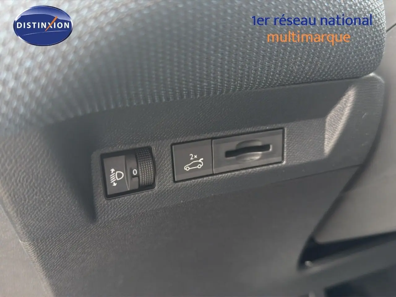 Gros plan sur les commandes intérieures noires du tableau de bord du Citroën C5 Aircross Hybrid gris platinium.