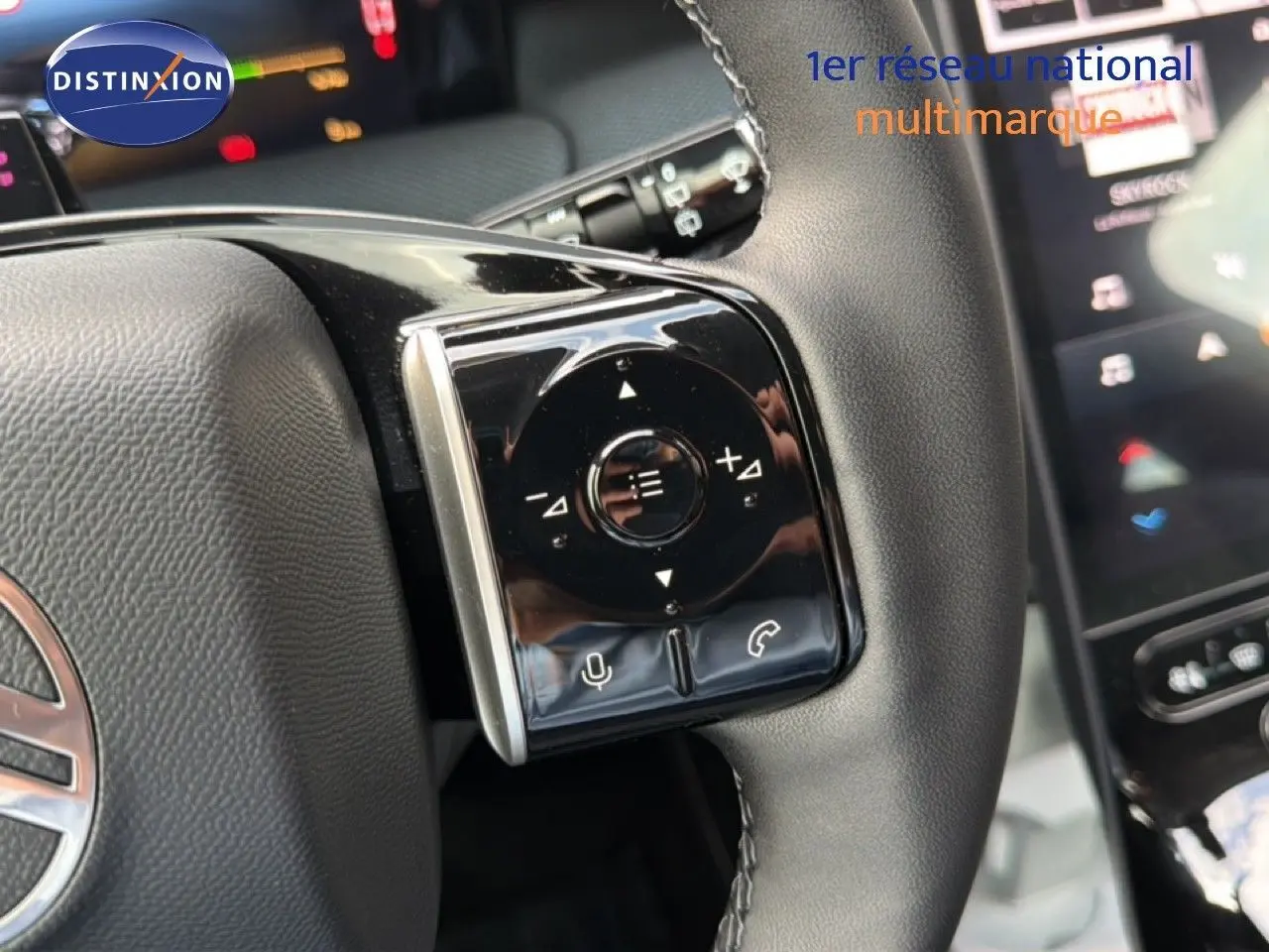 Gros plan sur les commandes au volant du Citroën C5 Aircross Hybrid gris platinium, avec boutons de volume et appels.