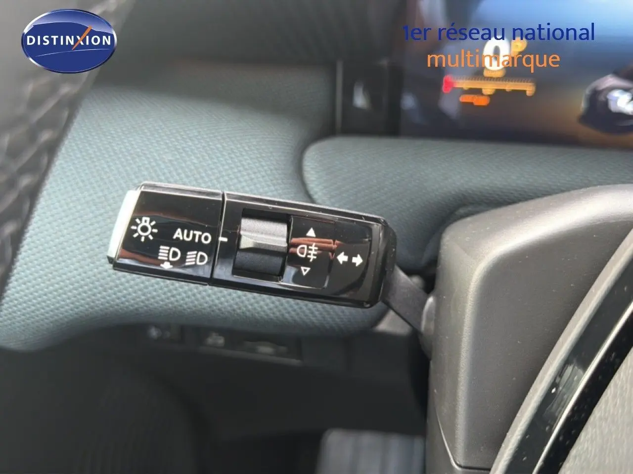 Gros plan sur la commande des feux et clignotants du Citroën C5 Aircross Hybrid gris platinium, intérieur tissu noir.