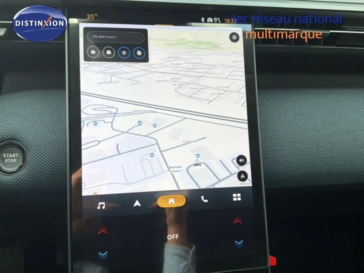 Écran tactile central du tableau de bord du Citroën C5 Aircross gris platinium, affichant la navigation GPS.