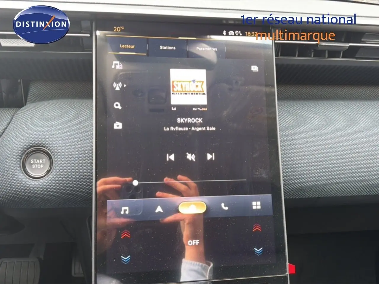 Vue rapprochée de l’écran tactile central du Citroën C5 Aircross gris platinium, affichant la radio Skyrock.