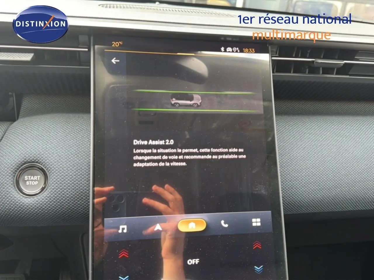 Écran tactile central du Citroën C5 Aircross Hybrid gris platinium, affichant l'assistance Drive Assist 2.0.