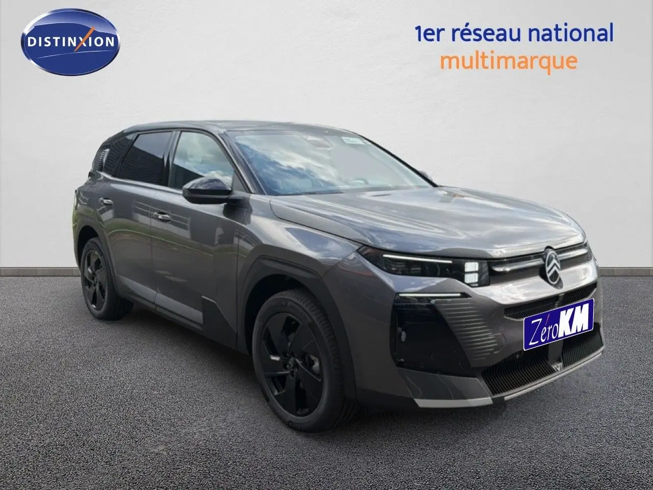 Vue 3/4 avant d'un Citroën C5 Aircross Hybrid gris platinium métal avec jantes noires et calandre distinctive.