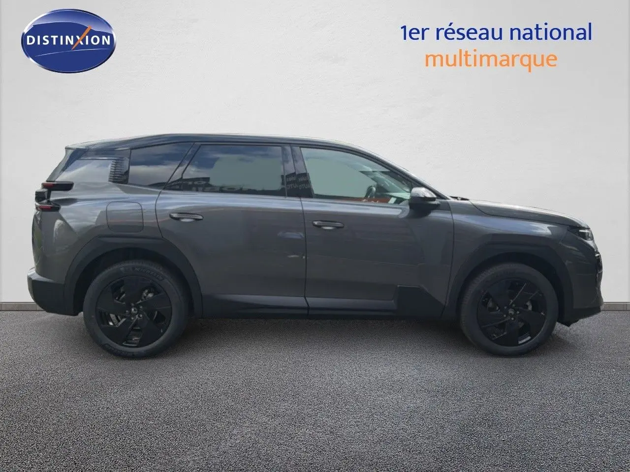 Vue de profil côté gauche du Citroën C5 Aircross Hybrid gris platinium métallisé avec jantes noires.