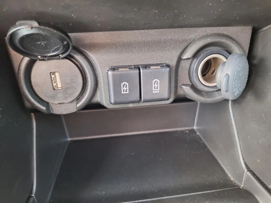 Gros plan sur les prises USB et allume-cigare du tableau de bord de la Suzuki Swift 1.2 Hybrid Privilege 2025.