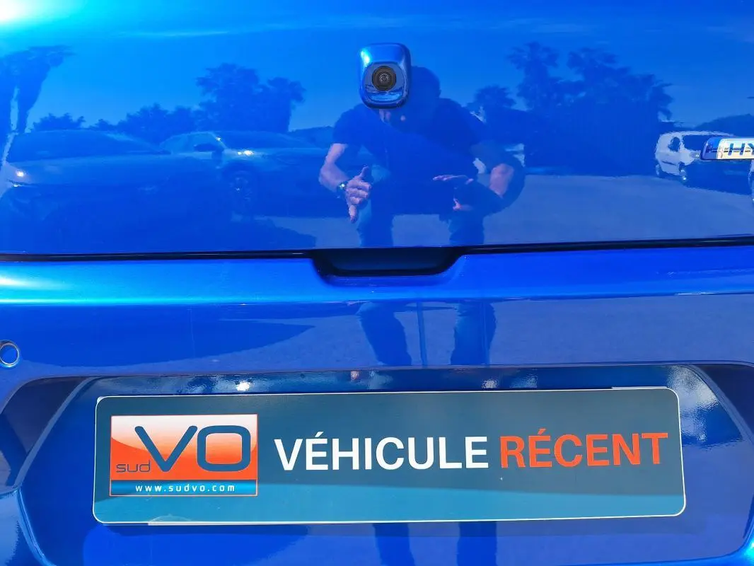 Vue arrière serrée d'une Suzuki Swift 1.2 Dualjet Hybrid Privilege bleu avec caméra de recul et logo Sud VO.