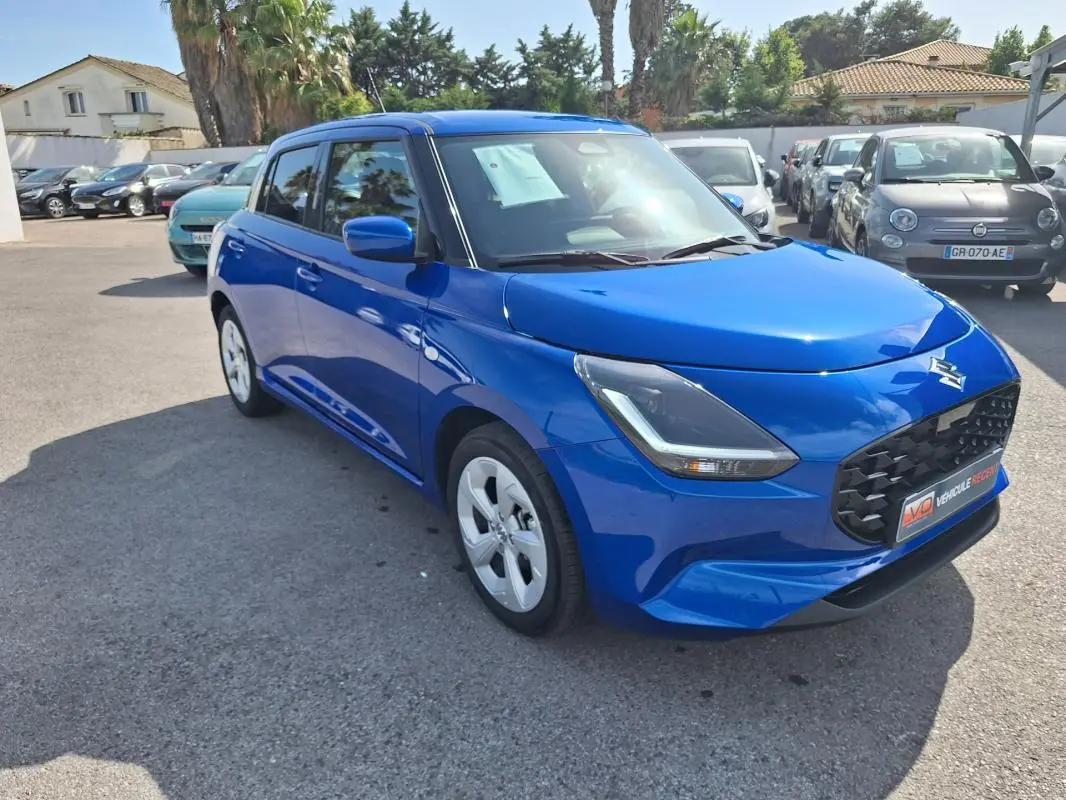 Suzuki Swift 1.2 Hybrid bleu vue 3/4 avant droit, avec calandre noire et jantes alliage 16 pouces.