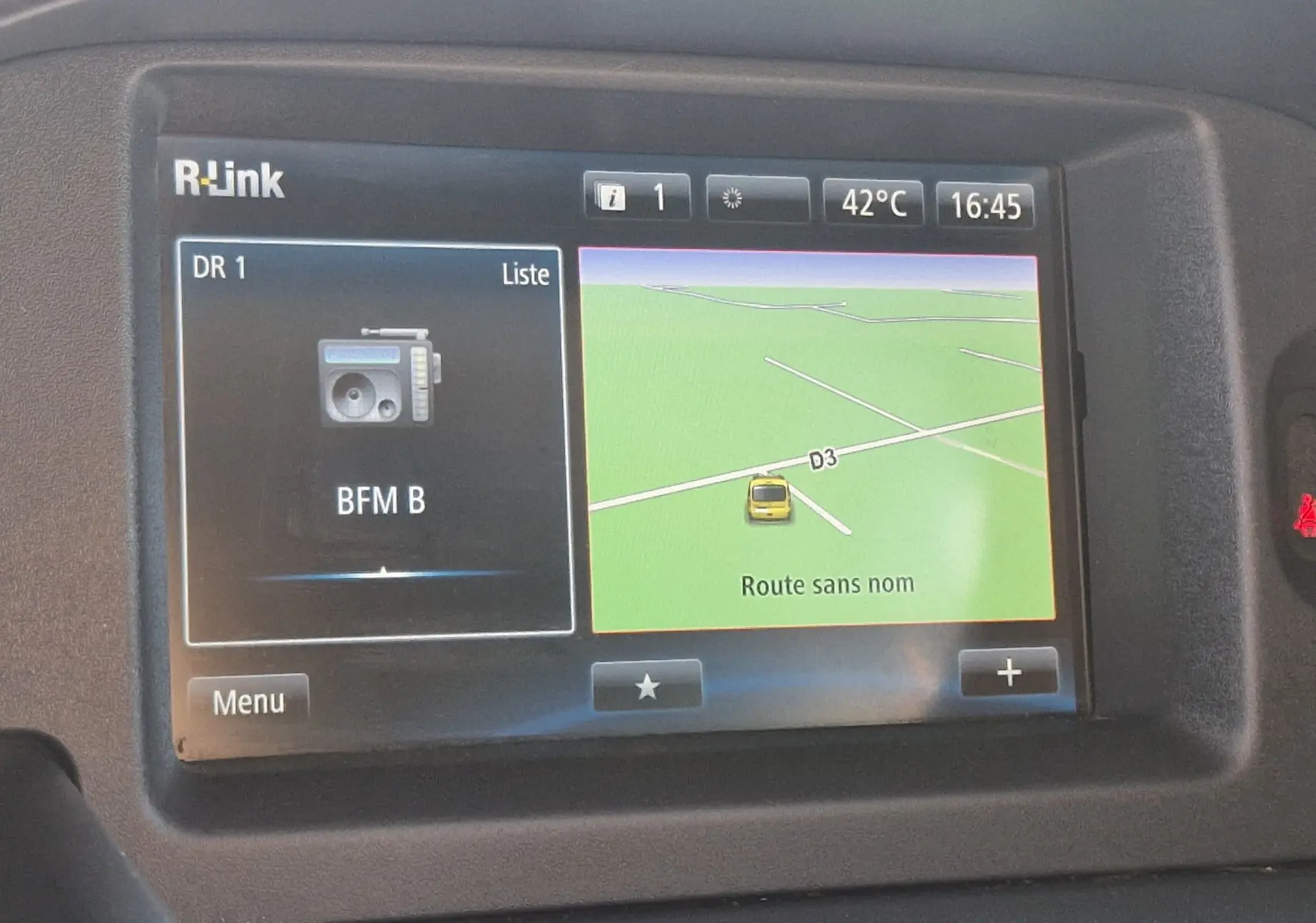 Écran tactile R-Link du Renault Kangoo 2021 affichant la navigation et la radio intérieure en gros plan.