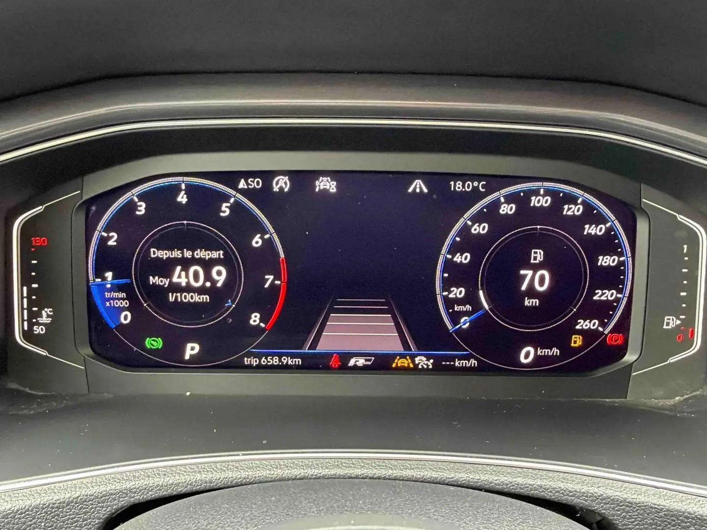 Vue rapprochée du combiné d'instruments digital du Volkswagen T-Roc 2020 affichant la consommation et la vitesse.