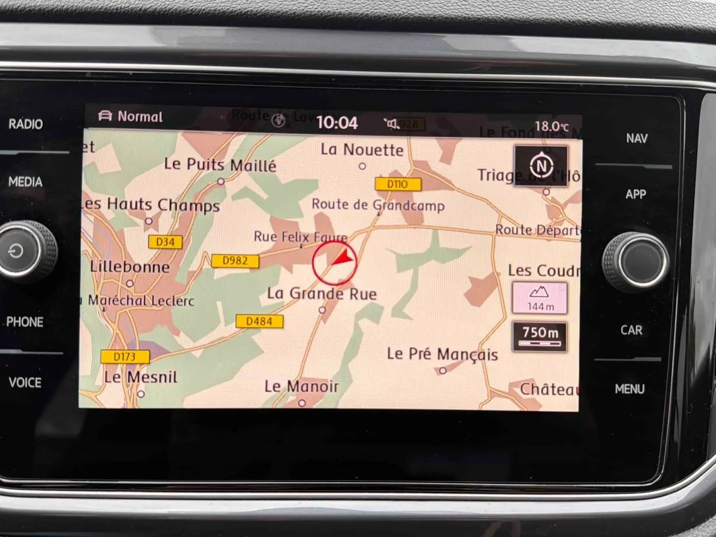 Écran tactile du système de navigation du Volkswagen T-Roc 1.5 TSI EVO 2020 affichant une carte routière.