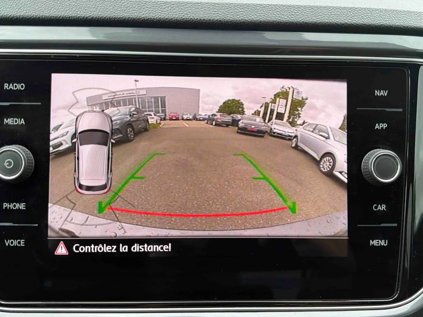 Affichage caméra de recul du Volkswagen T-Roc gris Indium Metal montrant l'arrière et le parking en vue arrière.