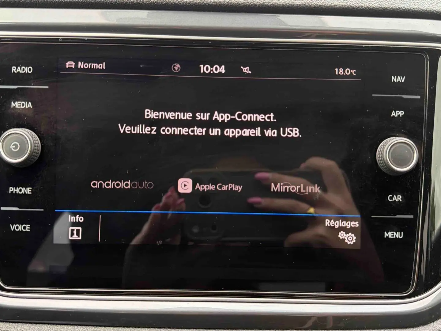 Écran tactile central du Volkswagen T-Roc 2020 affichant l'accueil App-Connect avec commandes autour.