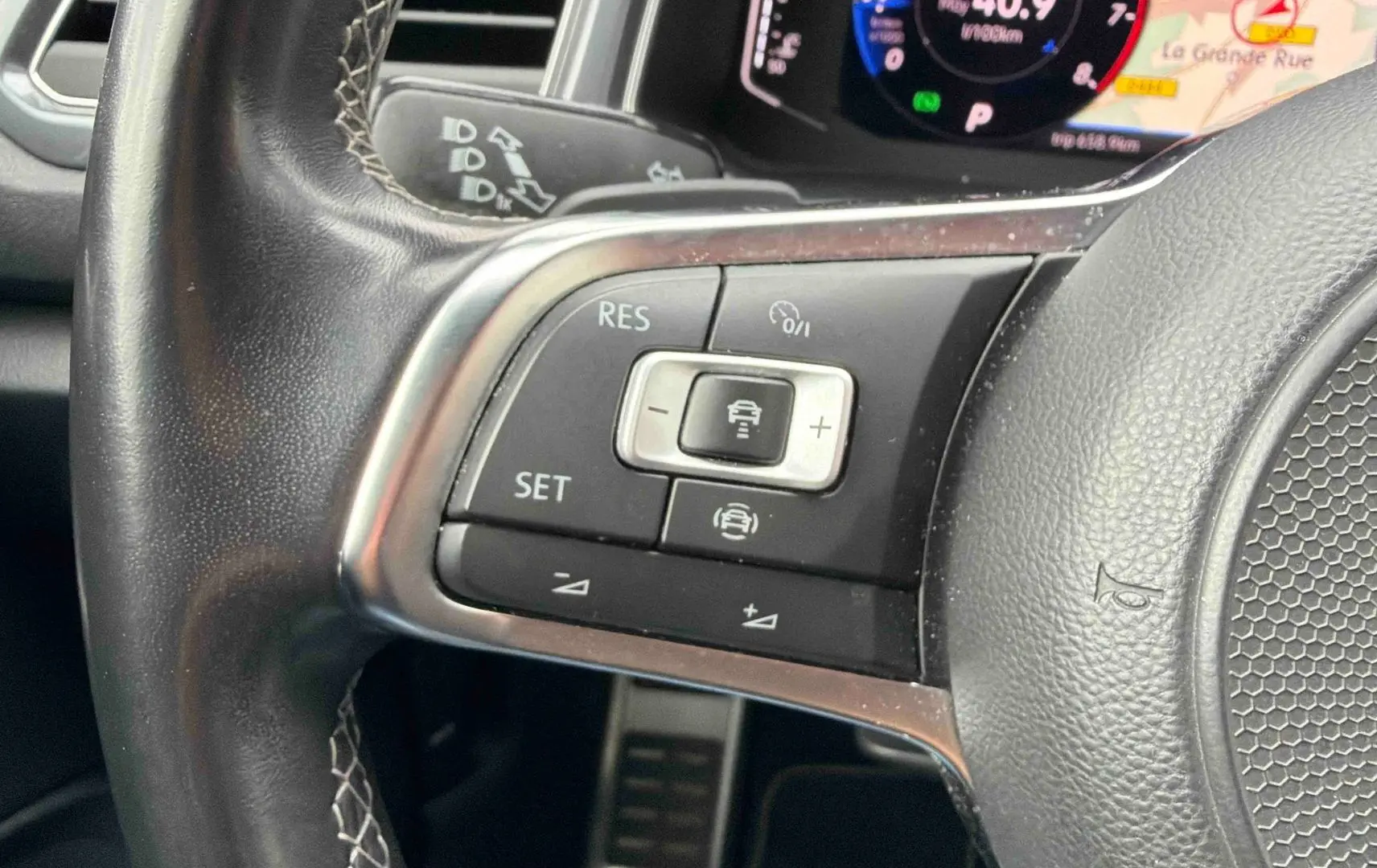 Gros plan sur les commandes du volant cuir multifonctions du Volkswagen T-Roc 2020, détails en chrome.