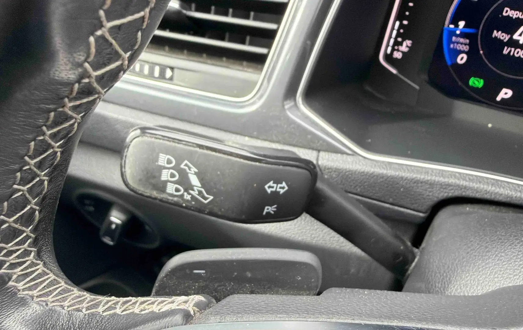 Gros plan sur le volant cuir et la commande de clignotants du Volkswagen T-Roc 2020, intérieur noir.