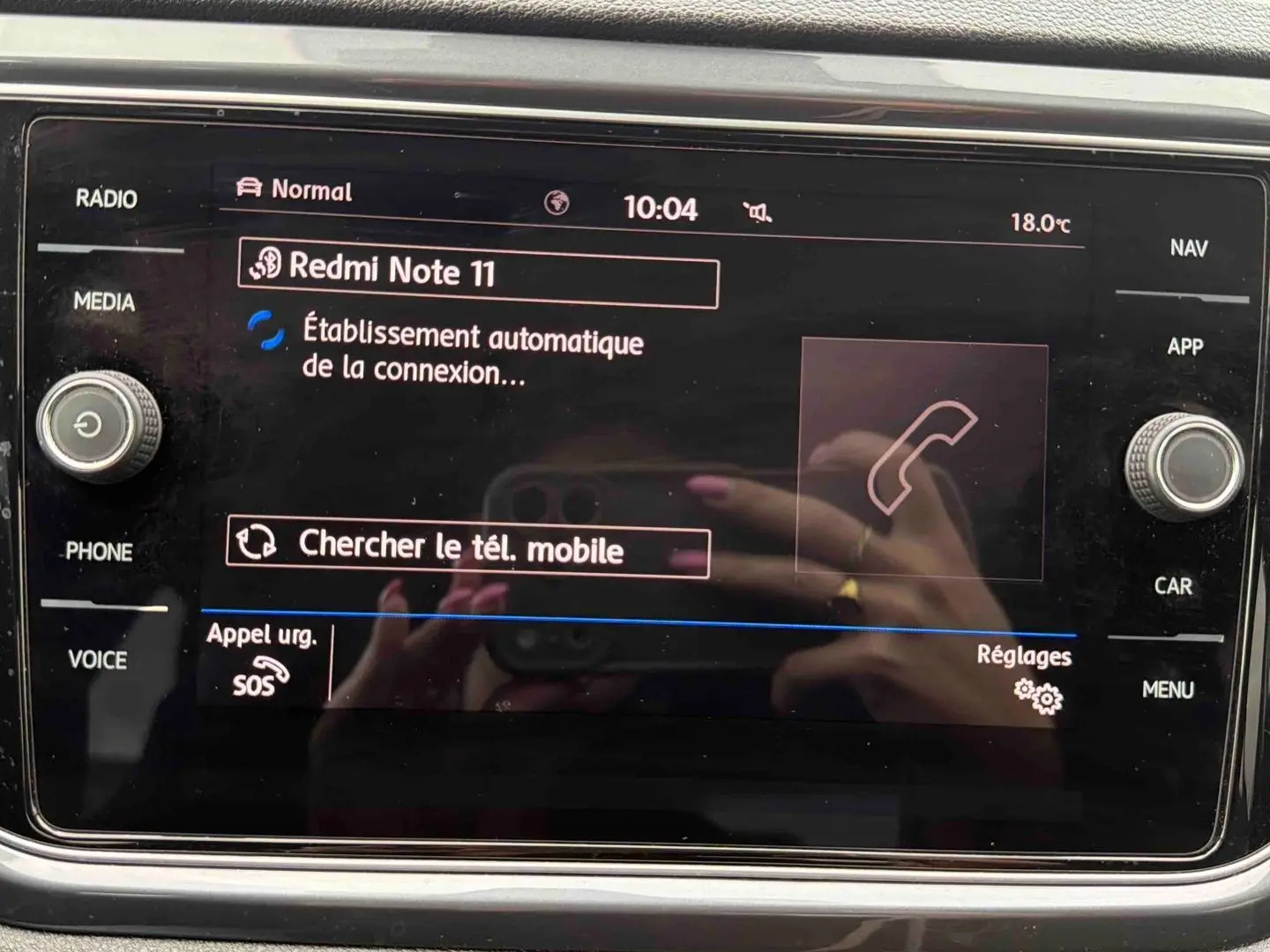Écran tactile central du Volkswagen T-Roc 2020 affichant la connexion Bluetooth avec un smartphone Redmi Note 11.