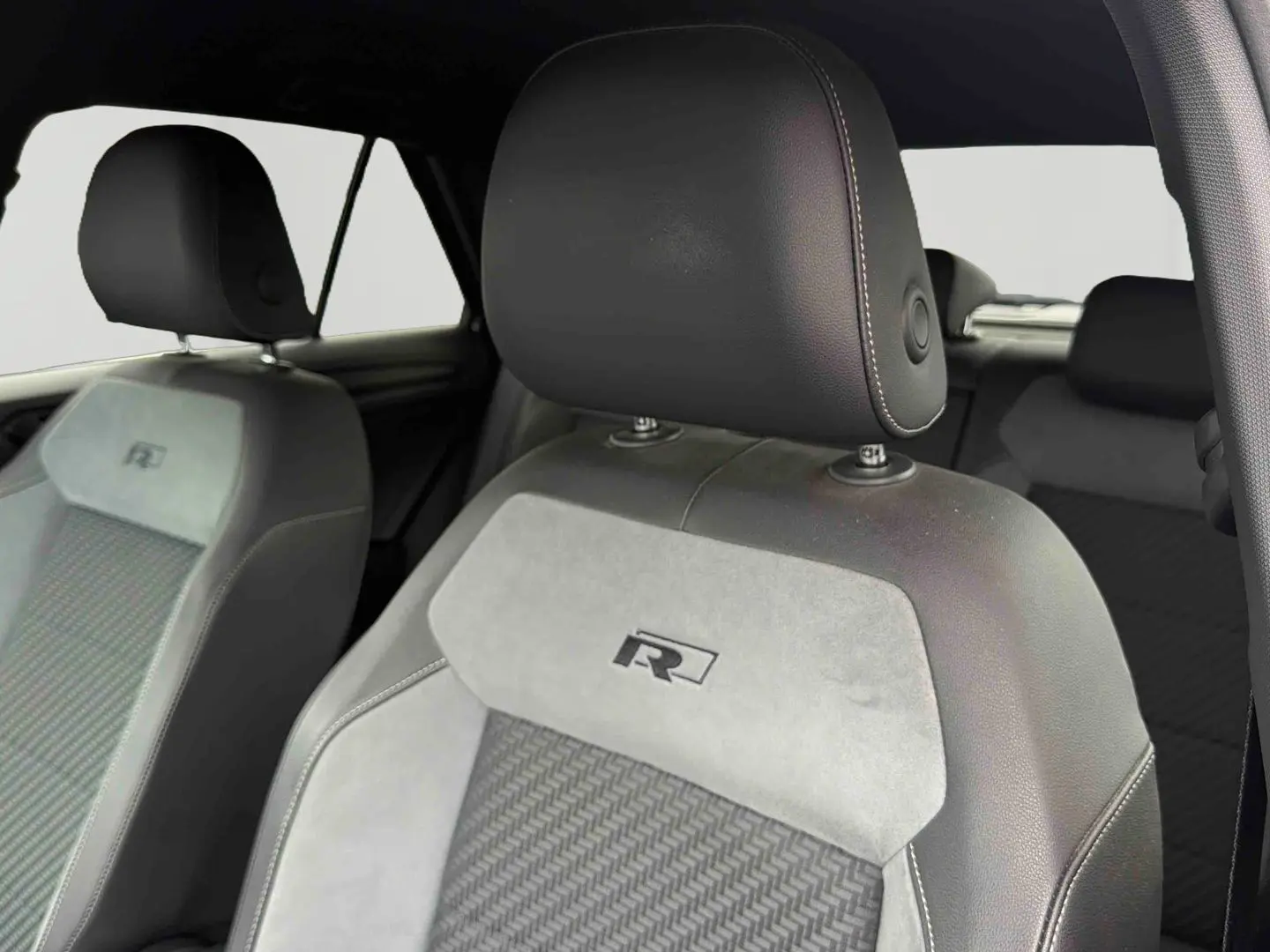 Gros plan sur les sièges avant gris et noirs en similicuir avec logo R brodé, intérieur du Volkswagen T-Roc 2020.